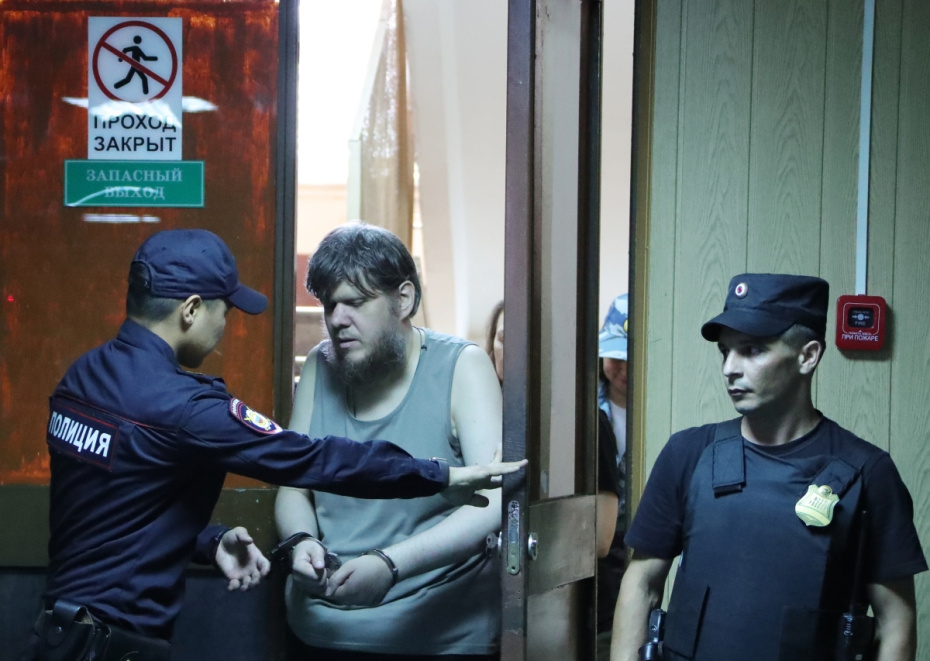 Лидер секты «бога Кузи» Андрей Попов (в центре), 2018 год