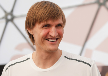 Увел жену у рыжего из «Иванушек» и стал звездой НБА: как живет Кириленко