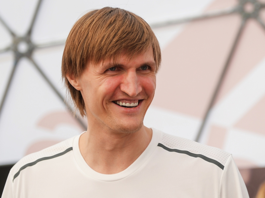 Президент федерации баскетбола России Андрей Кириленко перед благотворительным забегом «Бегущие сердца», 2016 год