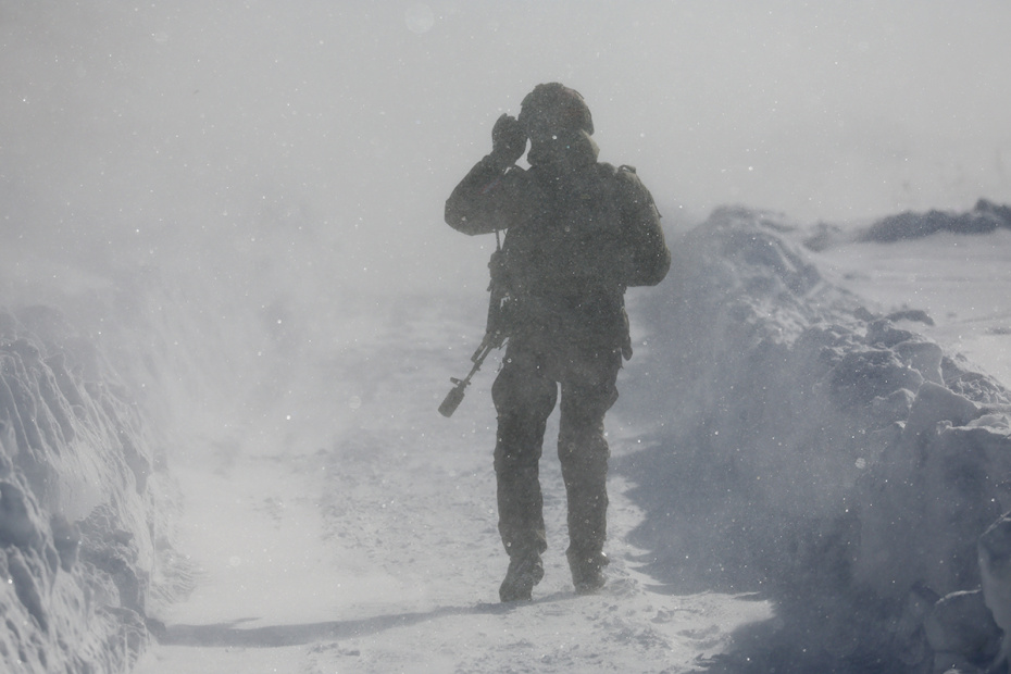 Россия. Московская область. Военнослужащий подразделения специального назначения Росгвардии во время практических занятий по беспарашютному десантированию из вертолета Ми-8 авиации Росгвардии