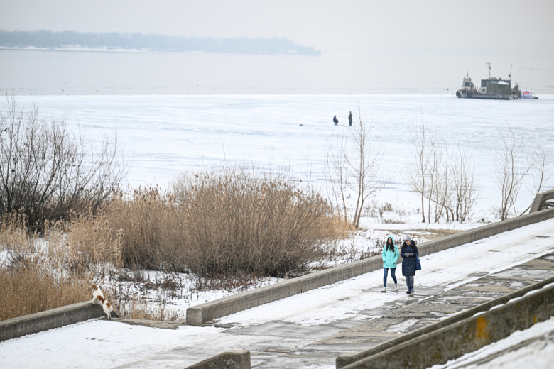 Прохожие на набережной Волгограда