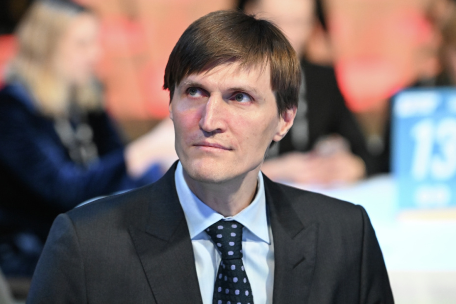 Президент федерации баскетбола России Андрей Кириленко на Всероссийском спортивном диктанте в Национальном центре «Россия» в Москве. Просветительская акция проводилась впервые и была направлена на популяризацию спорта и активного образа жизни, 2005 год