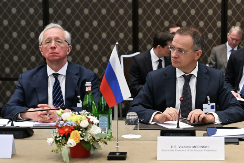 Заместитель министра иностранных дел РФ Михаил Галузин, помощник президента РФ Владимир Мединский (слева направо) во время трехсторонней встречи делегаций России, США и Украины в Женеве