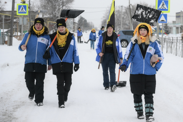 Студенческий отряд оказывает помощь в уборке снега в селе Новопичугово Новосибирской области