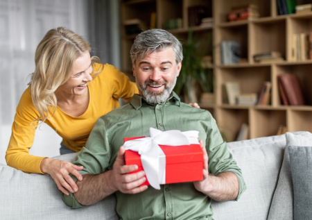 Психолог назвала лучшие и худшие подарки для мужчин на 23 Февраля