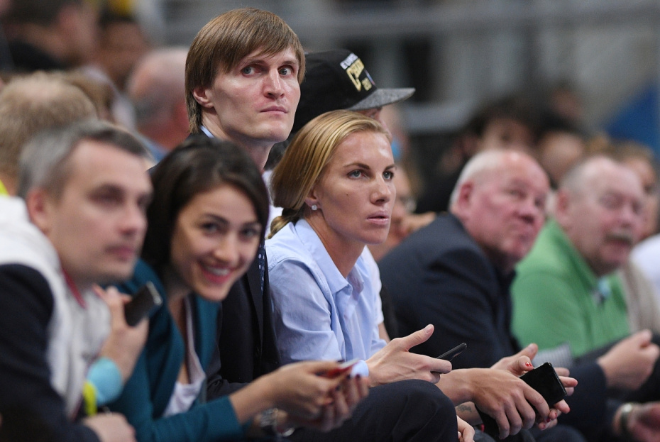 Президент федерации баскетбола России Андрей Кириленко и теннисистка Светлана Кузнецова (в центре слева направо) на матче Единой Лиги ВТБ между БК «Химки» (Химки) и ПБК ЦСКА (Москва), 2017 год