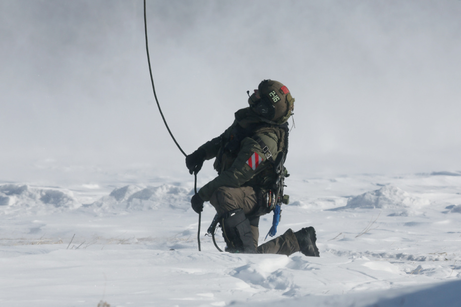 Россия. Московская область. Военнослужащий подразделения специального назначения Росгвардии во время практических занятий по беспарашютному десантированию из вертолета Ми-8 авиации Росгвардии