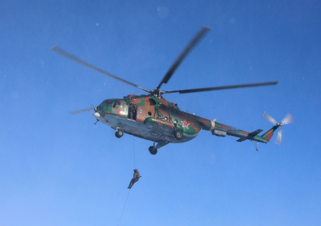 Десант без парашюта и высадка в лес: фото учений Росгвардии в Подмосковье