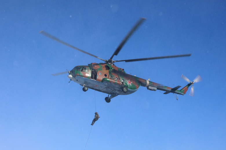 Россия. Московская область. Военнослужащий подразделения специального назначения Росгвардии во время практических занятий по беспарашютному десантированию из вертолета Ми-8 авиации Росгвардии