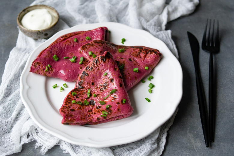 Цветные блины со свеклой: забудьте про скучную выпечку