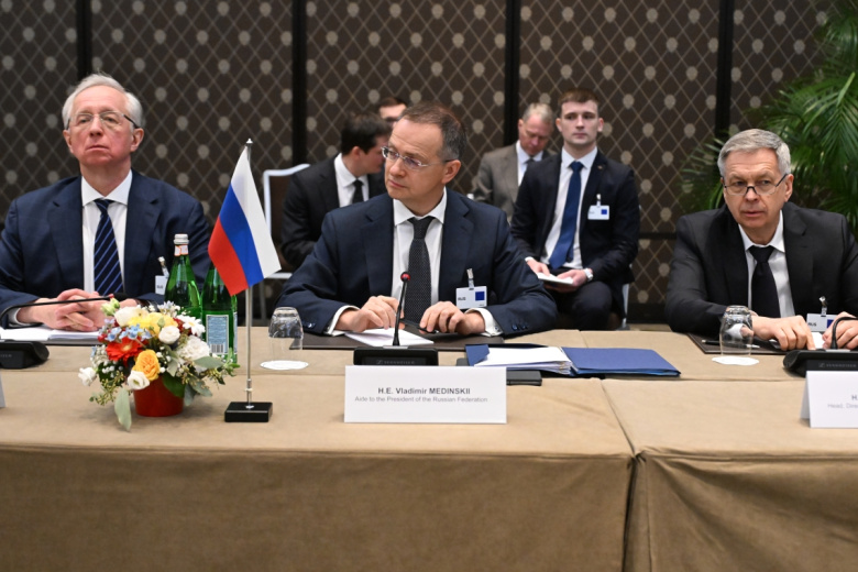 Ппомощник президента РФ Владимир Мединский (в центре) во время трехсторонней встречи делегаций России, США и Украины в Женеве