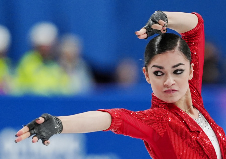 Красный жакет, лунная походка Петросян: лучшие фото короткой программы ОИ