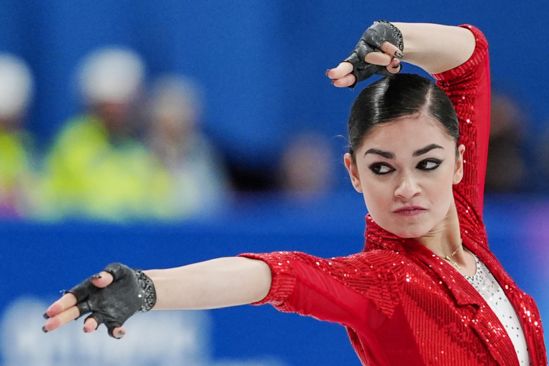 Аделия Петросян выступает в короткой программе одиночного катания среди женщин на Олимпийских играх 2026 года