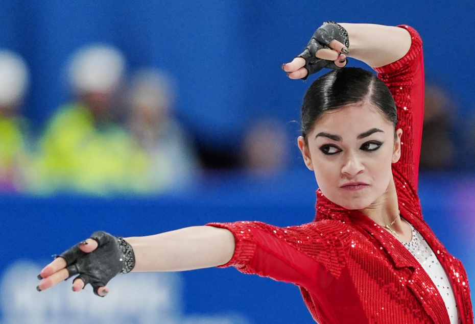 Аделия Петросян выступает в короткой программе одиночного катания среди женщин на Олимпийских играх 2026 года