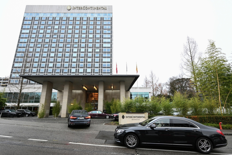 Приезд российской делегации к отелю «Интерконтиненталь» в Женеве, где пройдет второй день переговоров представителей России, США и Украины