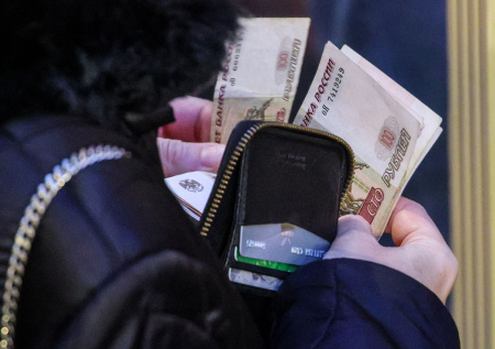 Долги по кредитам и ЖКУ: на сколько могут урезать пенсию, что делать