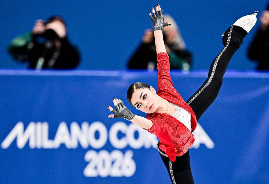 Аделия Петросян выступает в короткой программе одиночного катания среди женщин на Олимпийских играх 2026 года