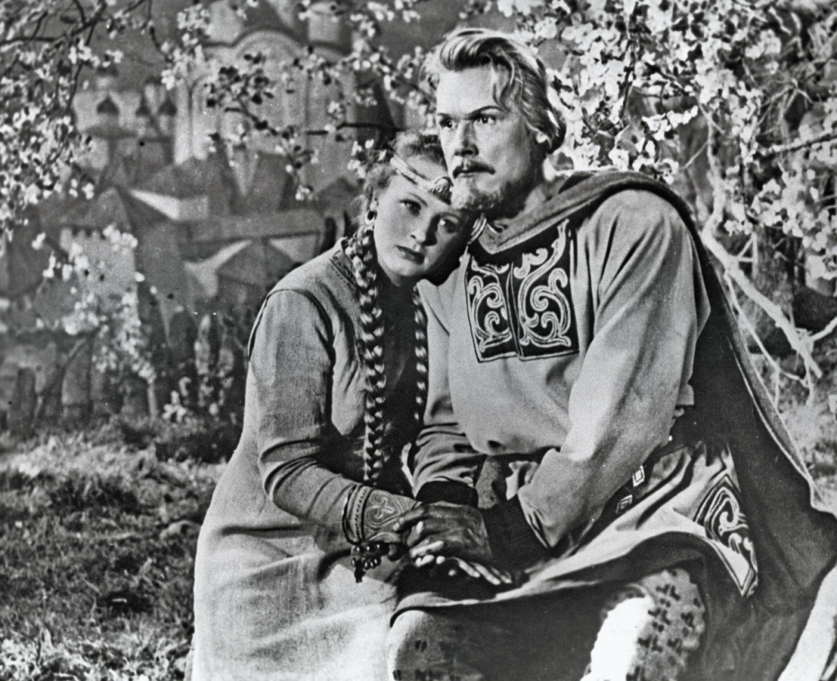 Кадр из кинофильма «Садко». В роли Садко — Сергей Столяров, в роли Любавы — Алла Ларионова, 1953 год