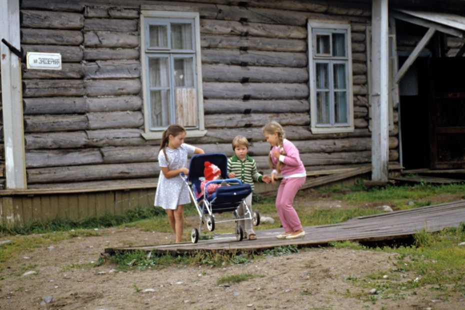 Дети играют возле барака, 1989 год