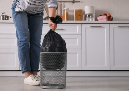 Юрист ответил, что грозит за оставленные в подъезде пакеты с мусором