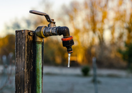 Замерзла вода в трубе: 5 рабочих способов разморозить своими руками