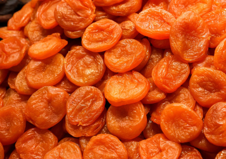 Как правильно размачивать курагу, чтобы сохранить витамины и убрать химию: простой способ с водой и пропорциями 5–8 штук на стакан