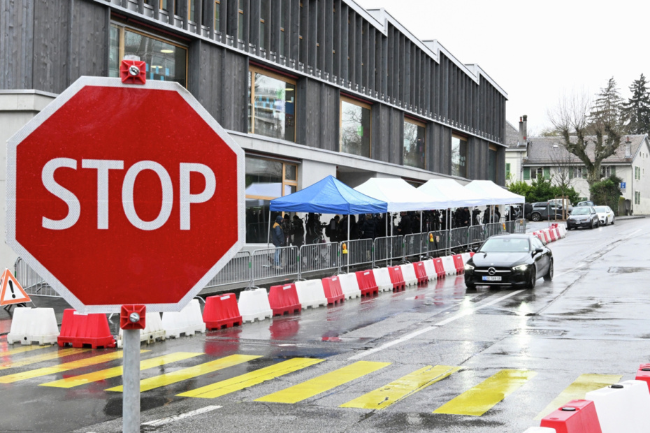 Журналисты у отеля «Интерконтиненталь» в Женеве, где прошли переговоры представителей России, США и Украины