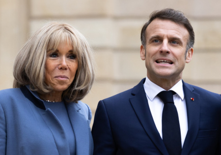 Макрон бросил жену у трапа самолета в Индии