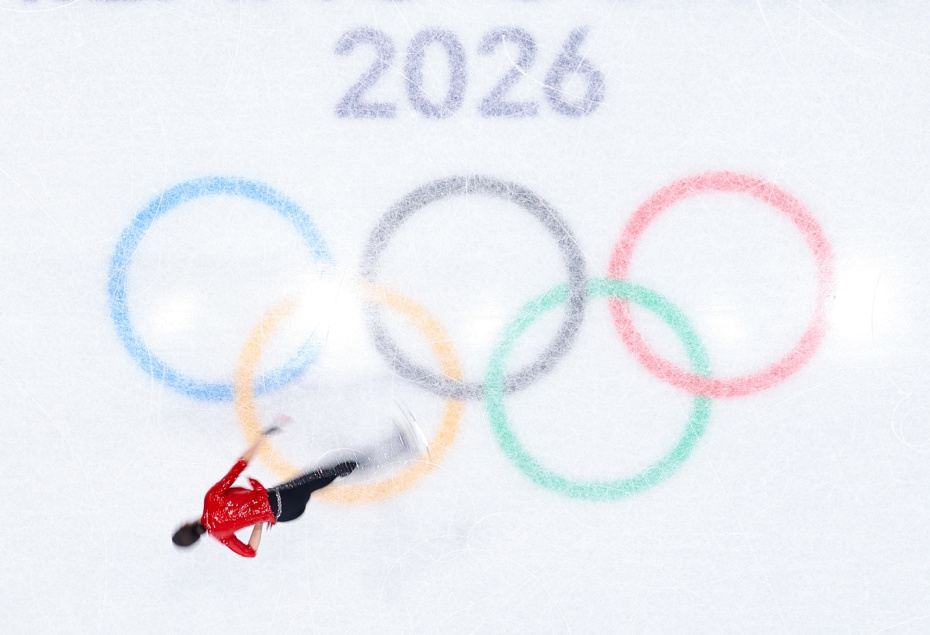 Аделия Петросян выступает в короткой программе одиночного катания среди женщин на Олимпийских играх 2026 года