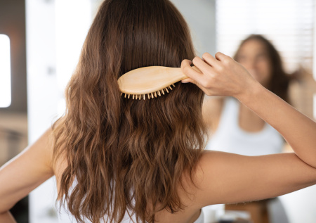 Стилист ответил, как спасти волосы от статики и пересыхания зимой