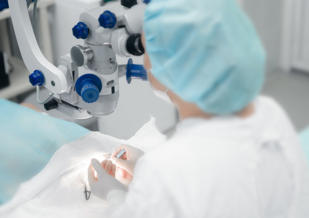 Врачи из Саратова спасли зрение пациенту с разрывом сетчатки