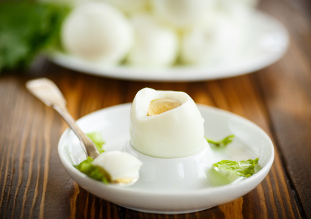 Идеальные варёные яйца без хлопот: как сода превращает очистку в секунды и спасает от рваного белка