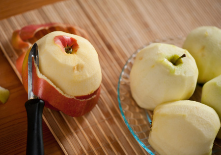 Диетолог предупредила, кому стоит отказаться от фруктов с кожурой