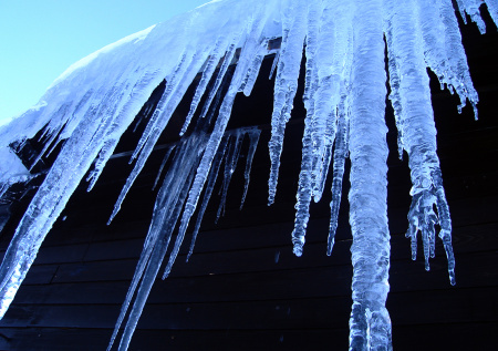 Лед с балкона едва не убил жителя Самары