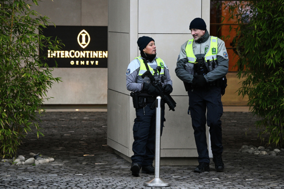 Сотрудники правоохранительных органов у отеля «Интерконтиненталь» в Женеве, где состоялись переговоры представителей России, США и Украины