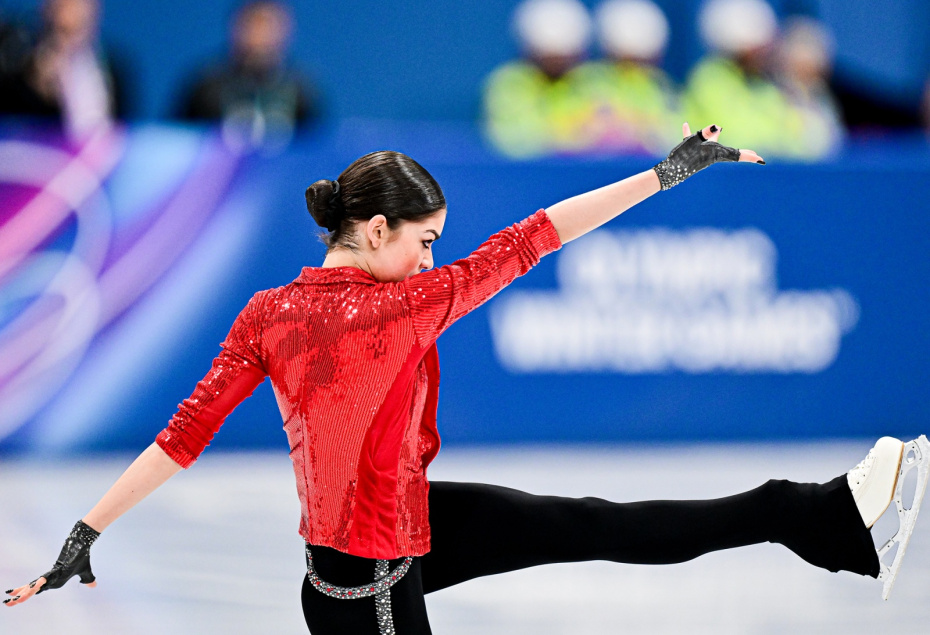 Аделия Петросян выступает в короткой программе одиночного катания среди женщин на Олимпийских играх 2026 года