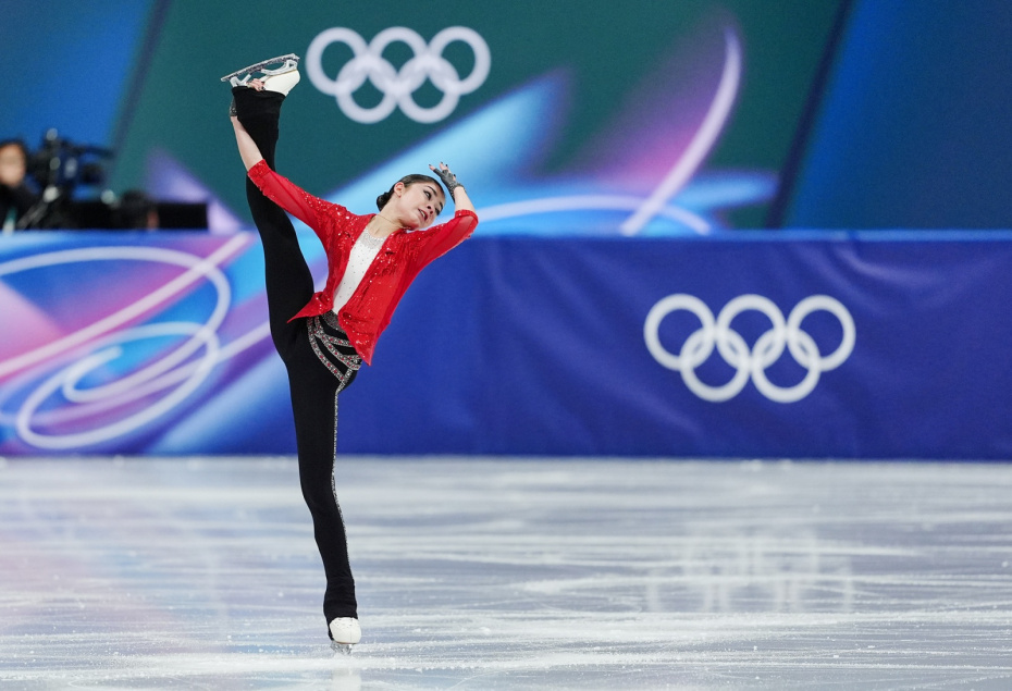 Аделия Петросян выступает в короткой программе одиночного катания среди женщин на Олимпийских играх 2026 года