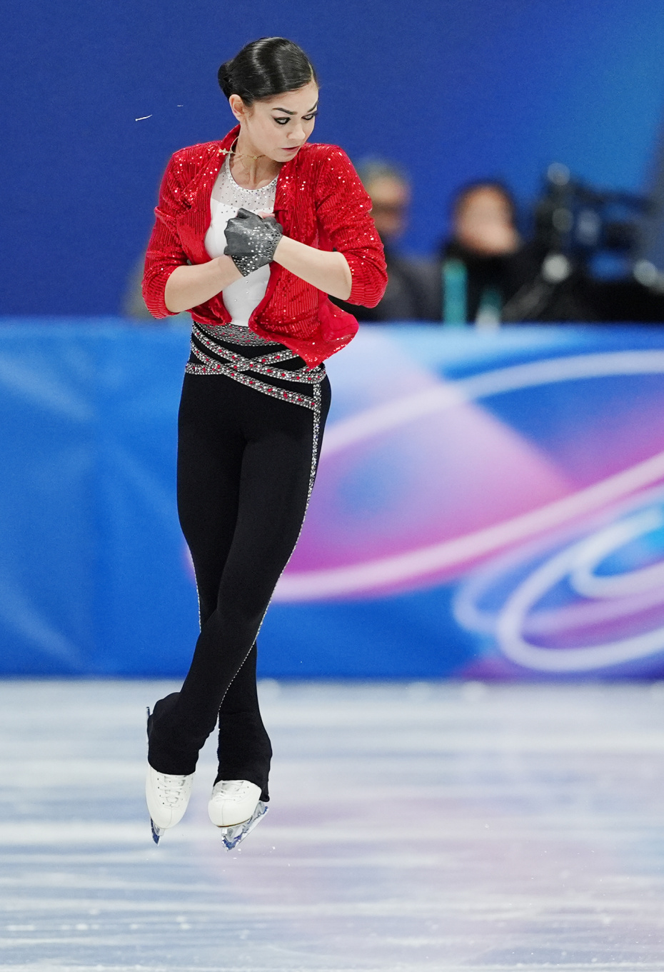 Аделия Петросян выступает в короткой программе одиночного катания среди женщин на Олимпийских играх 2026 года
