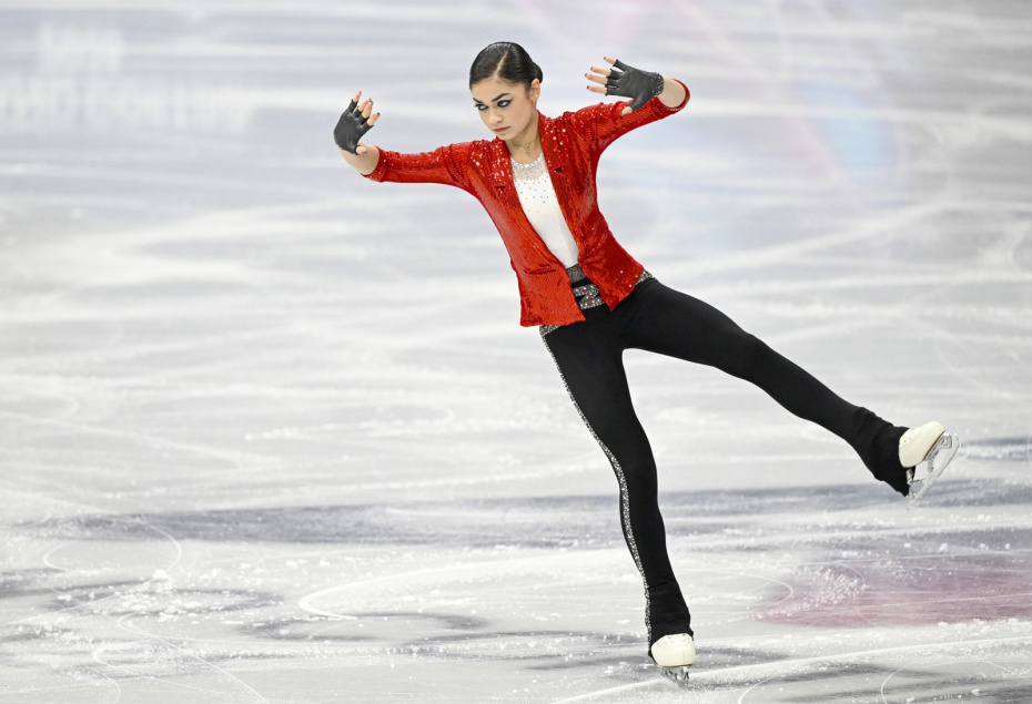 Аделия Петросян выступает в короткой программе одиночного катания среди женщин на Олимпийских играх 2026 года