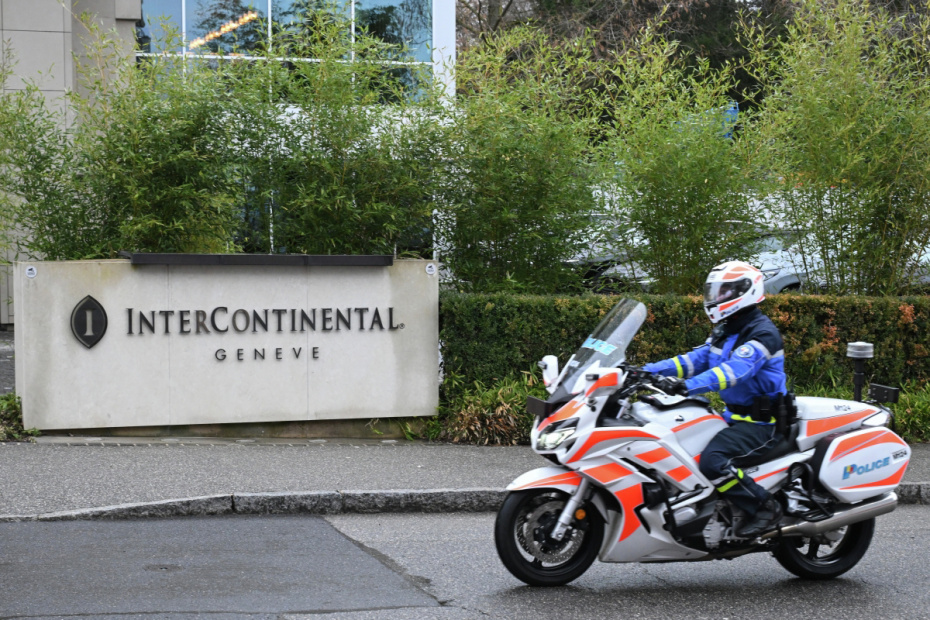 Сотрудник полиции на мотоцикле у отеля «Интерконтиненталь» в Женеве, где прошли переговоры представителей России, США и Украины