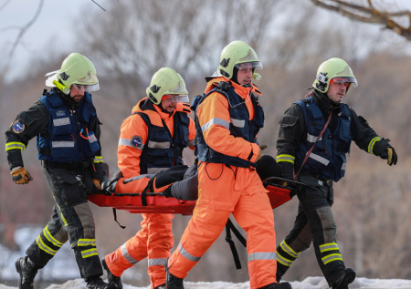 Девушку эвакуировали из леса в Москве на носилках