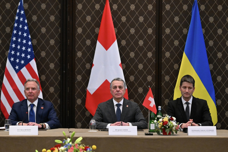 Специальный посланник президента США Стив Уиткофф, глава МИД Швейцарии Иньяцио Кассис, глава отдела международной безопасности МИД Швейцарии, посол Габриэль Люхингер (слева направо) во время трехсторонней встречи делегаций России, США и Украины в Женеве