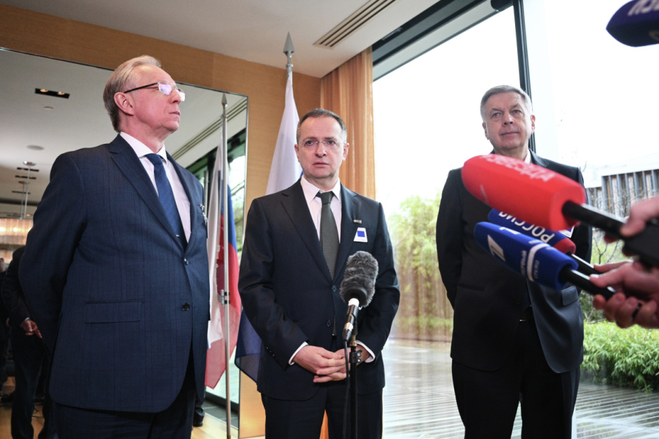 Заместитель министра иностранных дел РФ Михаил Галузин, помощник президента РФ Владимир Мединский, начальник Главного разведывательного управления Генерального штаба ВС РФ адмирал Игорь Костюков (слева направо) на переговорах с США и Украиной в Женеве