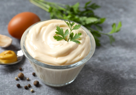 Где больше калорий — в сметане или майонезе: подсчитайте, удивитесь!