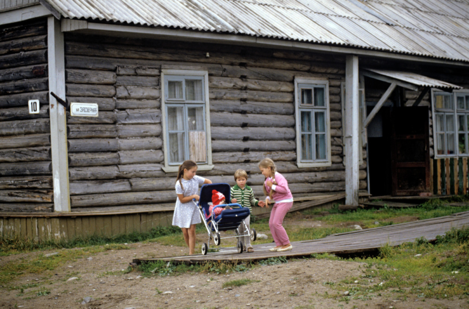 Дети играют возле барака, 1989 год
