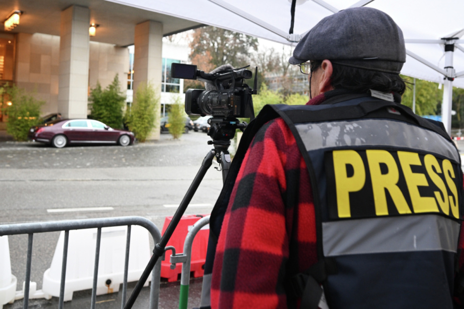 Журналисты у отеля «Интерконтиненталь» в Женеве, где прошли переговоры представителей России, США и Украины