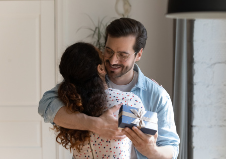 Психолог призвала избегать формальности при выборе подарка на 23 Февраля