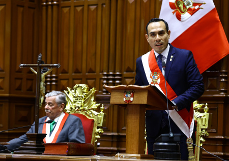 Парламент Перу одобрил вотум недоверия президенту