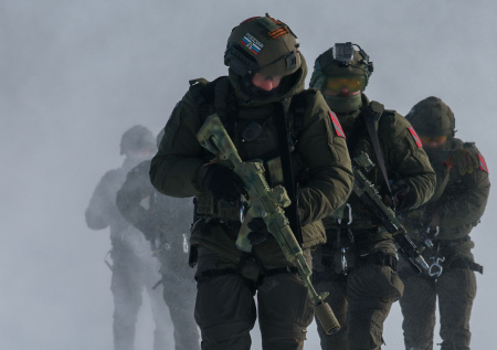 С неба в бой сквозь метель и деревья: как прошли учения спецназа Росгвардии