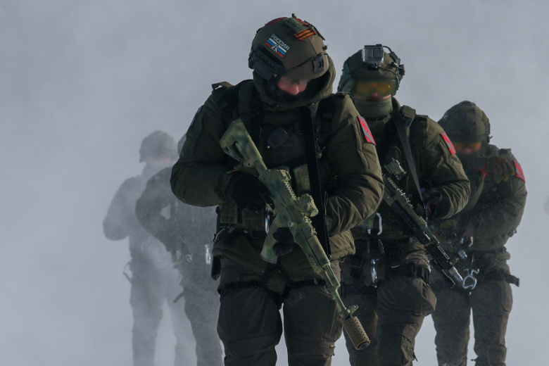 Военнослужащие и сотрудники подразделений специального назначения Росгвардии во время практических занятий по беспарашютному десантированию из вертолета Ми-8 авиации Росгвардии